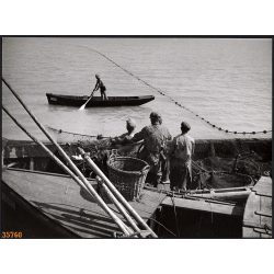   Nagyobb méret, Szendrő István fotóművészeti alkotása. Halászat a Balatonon, csónak, háló, kosár, 1930-as évek. Eredeti, pecséttel jelzett fotó, papírkép, Agfa Brovira papíron. Dekorációnak, ajándéknak