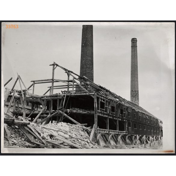 Nagyobb méret, Szendrő István fotóművészeti alkotása. Felrobbantott gyárépület, kémények, 2. világháború, 1945, 1940-es évek. Eredeti, pecséttel jelzett fotó, papírkép, Agfa Brovira papíron. Dekoráció