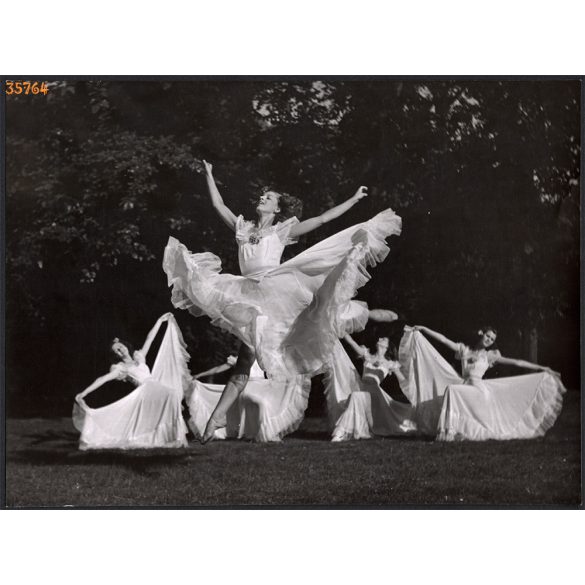 Nagyobb méret, Szendrő István fotóművészeti alkotása. Lányok fátyolban, balerinák, 1930-as évek. Eredeti, pecséttel jelzett fotó, papírkép, Agfa Brovira papíron. Dekorációnak, ajándéknak is kiváló. 