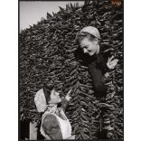 Nagyobb méret, Szendrő István fotóművészeti alkotása. Lányok pirospaprikával, 1930-as évek. Eredeti, pecséttel jelzett fotó, papírkép, Agfa Brovira papíron. Dekorációnak, ajándéknak is kiváló. 