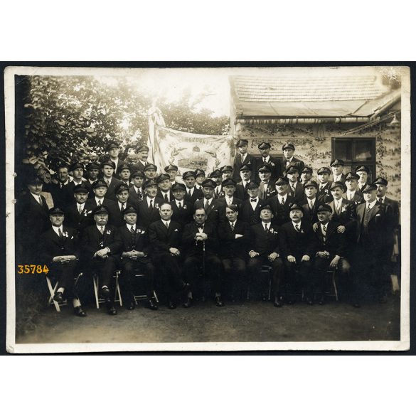 Miskolci mozdonyvezetők ünneplőben, gőzmozdonyos zászlóval, egyensapka, Miskolc, vasút, vonat, közlekedés, helytörténet, 1910-es (?) évek, Eredeti nagyobb méretű fotó, papírkép.   