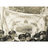 Miskolci mozdonyvezetők ünneplőben, gőzmozdonyos zászlóval, egyensapka, Miskolc, vasút, vonat, közlekedés, helytörténet, 1910-es (?) évek, Eredeti nagyobb méretű fotó, papírkép.   