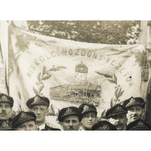 Miskolci mozdonyvezetők ünneplőben, gőzmozdonyos zászlóval, egyensapka, Miskolc, vasút, vonat, közlekedés, helytörténet, 1910-es (?) évek, Eredeti nagyobb méretű fotó, papírkép.   
