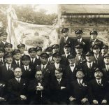 Miskolci mozdonyvezetők ünneplőben, gőzmozdonyos zászlóval, egyensapka, Miskolc, vasút, vonat, közlekedés, helytörténet, 1910-es (?) évek, Eredeti nagyobb méretű fotó, papírkép.   