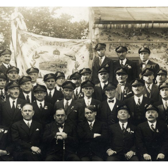 Miskolci mozdonyvezetők ünneplőben, gőzmozdonyos zászlóval, egyensapka, Miskolc, vasút, vonat, közlekedés, helytörténet, 1910-es (?) évek, Eredeti nagyobb méretű fotó, papírkép.   