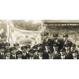 Miskolci mozdonyvezetők ünneplőben, gőzmozdonyos zászlóval, egyensapka, Miskolc, vasút, vonat, közlekedés, helytörténet, 1910-es (?) évek, Eredeti nagyobb méretű fotó, papírkép.   