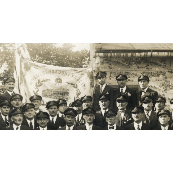 Miskolci mozdonyvezetők ünneplőben, gőzmozdonyos zászlóval, egyensapka, Miskolc, vasút, vonat, közlekedés, helytörténet, 1910-es (?) évek, Eredeti nagyobb méretű fotó, papírkép.   