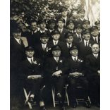 Miskolci mozdonyvezetők ünneplőben, gőzmozdonyos zászlóval, egyensapka, Miskolc, vasút, vonat, közlekedés, helytörténet, 1910-es (?) évek, Eredeti nagyobb méretű fotó, papírkép.   
