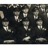 Miskolci mozdonyvezetők ünneplőben, gőzmozdonyos zászlóval, egyensapka, Miskolc, vasút, vonat, közlekedés, helytörténet, 1910-es (?) évek, Eredeti nagyobb méretű fotó, papírkép.   