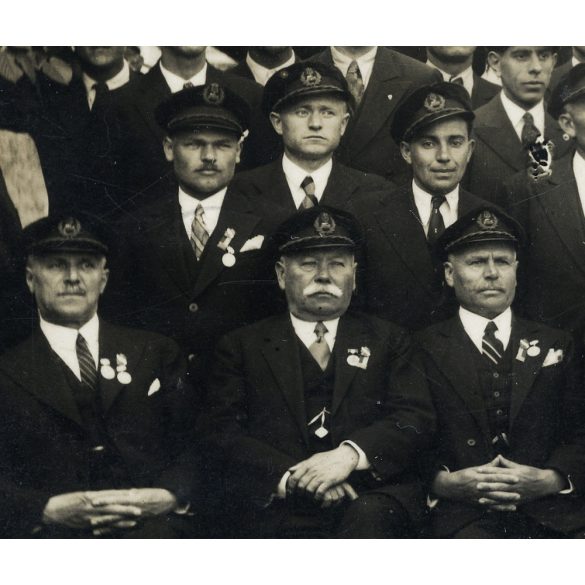 Miskolci mozdonyvezetők ünneplőben, gőzmozdonyos zászlóval, egyensapka, Miskolc, vasút, vonat, közlekedés, helytörténet, 1910-es (?) évek, Eredeti nagyobb méretű fotó, papírkép.   