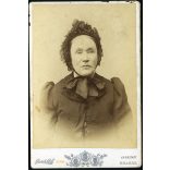 Heinrich Adleff műterme, Brassó, Erdély, elegáns hölgy különös kalapban, 1890-es évek, Eredeti kabinetfotó.   