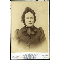   Heinrich Adleff műterme, Brassó, Erdély, elegáns hölgy különös kalapban, 1890-es évek, Eredeti kabinetfotó.   