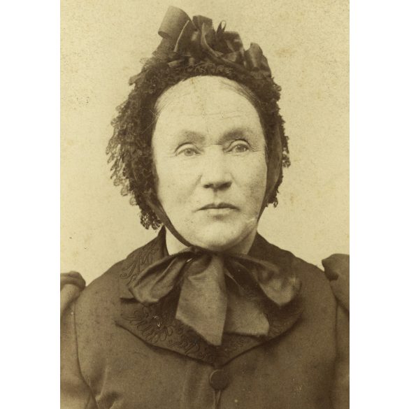 Heinrich Adleff műterme, Brassó, Erdély, elegáns hölgy különös kalapban, 1890-es évek, Eredeti kabinetfotó.   