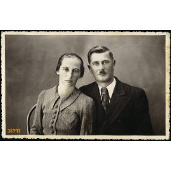   Magyar műterem, Sarkad, házaspár portréja, bajusz, Békés megye, helytörténet, 1930-as évek, Eredeti fotó, papírkép.   