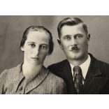 Magyar műterem, Sarkad, házaspár portréja, bajusz, Békés megye, helytörténet, 1930-as évek, Eredeti fotó, papírkép.   