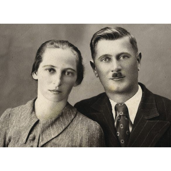 Magyar műterem, Sarkad, házaspár portréja, bajusz, Békés megye, helytörténet, 1930-as évek, Eredeti fotó, papírkép.   