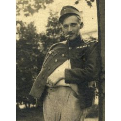   Hátoldalon a katonáról készült ceruzarajz. Sebesült magyar katona egyenruhában, cigarettával, szakaszvezető, 1. világháború, 1910-es évek, Eredeti fotó, papírkép.