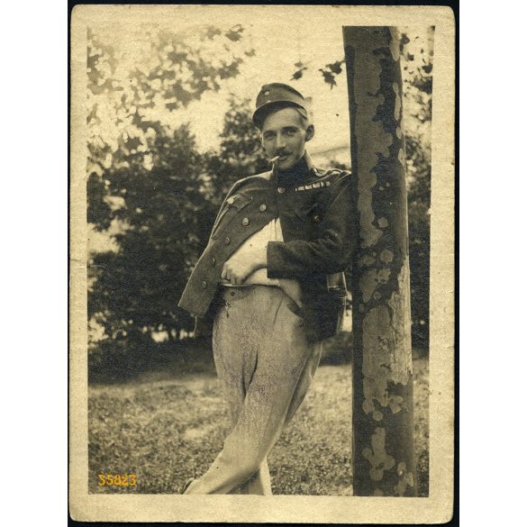 Hátoldalon a katonáról készült ceruzarajz. Sebesült magyar katona egyenruhában, cigarettával, szakaszvezető, 1. világháború, 1910-es évek, Eredeti fotó, papírkép.