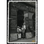 Weisz Sámuel paplanos mester kirakata, Budapest, Erzsébetváros, VII. Murányi utca 30. , üzlet, foglalkozás, 1930-as évek, Eredeti fotó, papírkép szakadásokkal, gyűrődésekkel.  