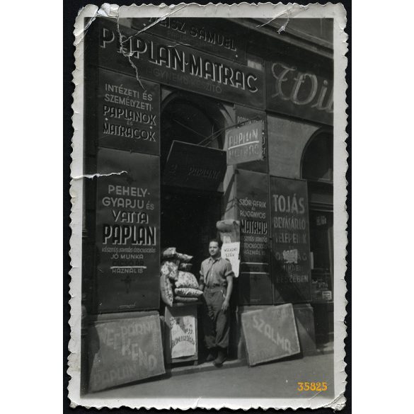 Weisz Sámuel paplanos mester kirakata, Budapest, Erzsébetváros, VII. Murányi utca 30. , üzlet, foglalkozás, 1930-as évek, Eredeti fotó, papírkép szakadásokkal, gyűrődésekkel.  