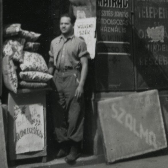 Weisz Sámuel paplanos mester kirakata, Budapest, Erzsébetváros, VII. Murányi utca 30. , üzlet, foglalkozás, 1930-as évek, Eredeti fotó, papírkép szakadásokkal, gyűrődésekkel.  