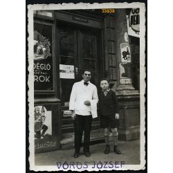   vitéz Vörös Simon vendéglős mester kirakata, Budapest, pincér kisfiúval, Ferenc körút 44, Ferencváros, üzlet, kocsma, foglalkozás, hirdetés, 1930-as évek, Eredeti fotó, papírkép 'Vörös József' bélyegz