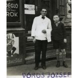 vitéz Vörös Simon vendéglős mester kirakata, Budapest, pincér kisfiúval, Ferenc körút 44, Ferencváros, üzlet, kocsma, foglalkozás, hirdetés, 1930-as évek, Eredeti fotó, papírkép 'Vörös József' bélyegz