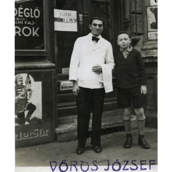 vitéz Vörös Simon vendéglős mester kirakata, Budapest, pincér kisfiúval, Ferenc körút 44, Ferencváros, üzlet, kocsma, foglalkozás, hirdetés, 1930-as évek, Eredeti fotó, papírkép 'Vörös József' bélyegz