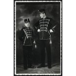 Tóth műterem, férfiak díszes huszár egyenruhában, Székesfehérvár, katona, kard, vicces, színház (?) , 1930-as évek, Horthy-korszak, Eredeti fotó, hátulján pecséttel jelzett papírkép.