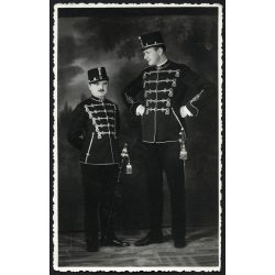   Tóth műterem, férfiak díszes huszár egyenruhában, Székesfehérvár, katona, kard, vicces, színház (?) , 1930-as évek, Horthy-korszak, Eredeti fotó, hátulján pecséttel jelzett papírkép.