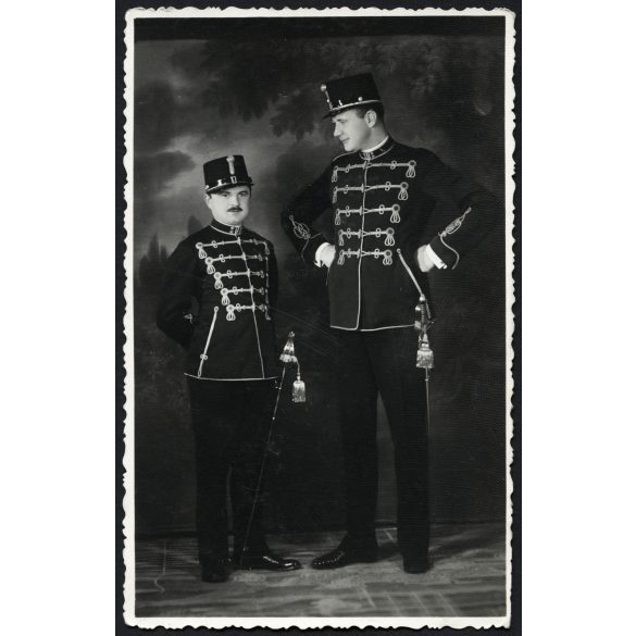 Tóth műterem, férfiak díszes huszár egyenruhában, Székesfehérvár, katona, kard, vicces, színház (?) , 1930-as évek, Horthy-korszak, Eredeti fotó, hátulján pecséttel jelzett papírkép.