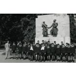 Tábori vadászok első világháborús emlékműve,Budapest, Városmajor, Kisfaludi Strobl Miklós alkotása, iskolás fiúk egyenruhában koszorúznak, 2. világháború, 1940-es évek, helytörténet. Eredeti fotó, pap