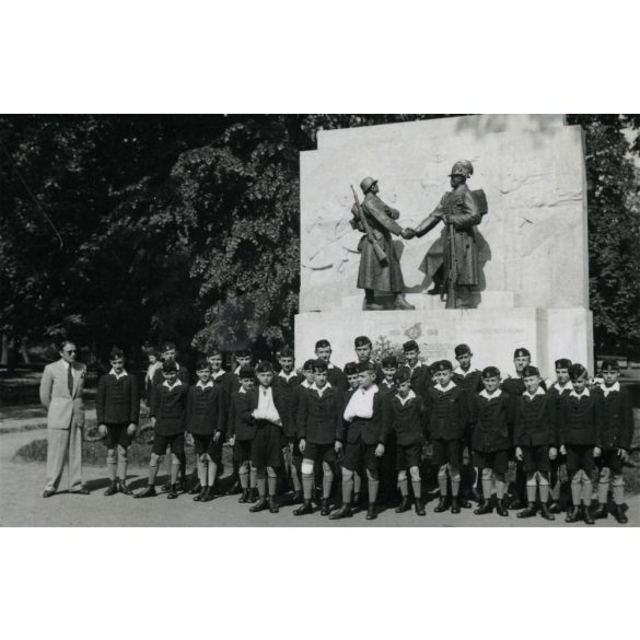 Tábori vadászok első világháborús emlékműve,Budapest, Városmajor, Kisfaludi Strobl Miklós alkotása, iskolás fiúk egyenruhában koszorúznak, 2. világháború, 1940-es évek, helytörténet. Eredeti fotó, pap