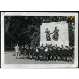 Tábori vadászok első világháborús emlékműve,Budapest, Városmajor, Kisfaludi Strobl Miklós alkotása, iskolás fiúk egyenruhában koszorúznak, 2. világháború, 1940-es évek, helytörténet. Eredeti fotó, pap