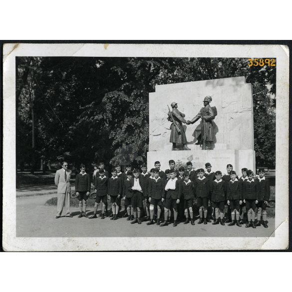 Tábori vadászok első világháborús emlékműve,Budapest, Városmajor, Kisfaludi Strobl Miklós alkotása, iskolás fiúk egyenruhában koszorúznak, 2. világháború, 1940-es évek, helytörténet. Eredeti fotó, pap
