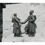 Tábori vadászok első világháborús emlékműve,Budapest, Városmajor, Kisfaludi Strobl Miklós alkotása, iskolás fiúk egyenruhában koszorúznak, 2. világháború, 1940-es évek, helytörténet. Eredeti fotó, pap