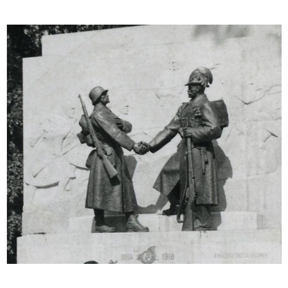 Tábori vadászok első világháborús emlékműve,Budapest, Városmajor, Kisfaludi Strobl Miklós alkotása, iskolás fiúk egyenruhában koszorúznak, 2. világháború, 1940-es évek, helytörténet. Eredeti fotó, pap