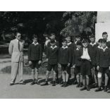 Tábori vadászok első világháborús emlékműve,Budapest, Városmajor, Kisfaludi Strobl Miklós alkotása, iskolás fiúk egyenruhában koszorúznak, 2. világháború, 1940-es évek, helytörténet. Eredeti fotó, pap