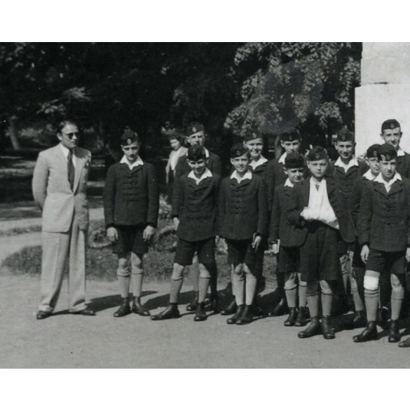 Tábori vadászok első világháborús emlékműve,Budapest, Városmajor, Kisfaludi Strobl Miklós alkotása, iskolás fiúk egyenruhában koszorúznak, 2. világháború, 1940-es évek, helytörténet. Eredeti fotó, pap