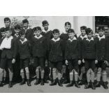 Tábori vadászok első világháborús emlékműve,Budapest, Városmajor, Kisfaludi Strobl Miklós alkotása, iskolás fiúk egyenruhában koszorúznak, 2. világháború, 1940-es évek, helytörténet. Eredeti fotó, pap