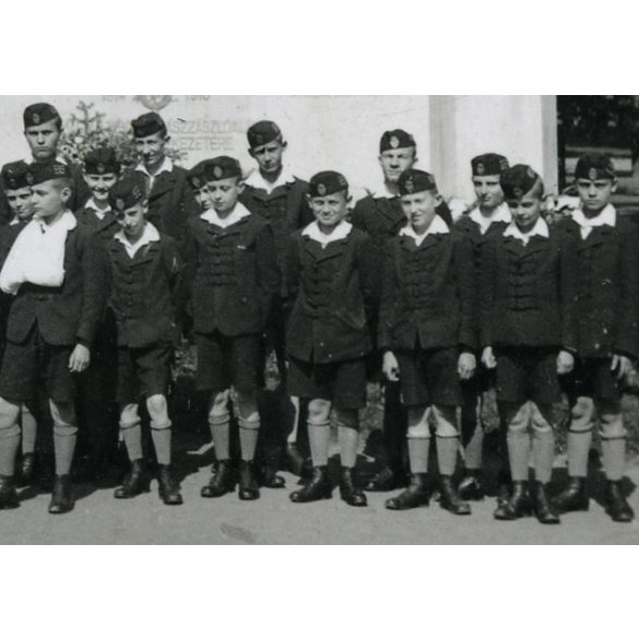 Tábori vadászok első világháborús emlékműve,Budapest, Városmajor, Kisfaludi Strobl Miklós alkotása, iskolás fiúk egyenruhában koszorúznak, 2. világháború, 1940-es évek, helytörténet. Eredeti fotó, pap