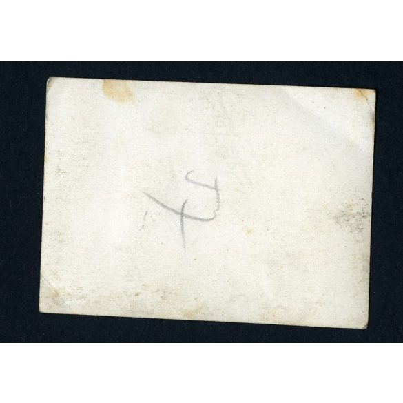 Tábori vadászok első világháborús emlékműve,Budapest, Városmajor, Kisfaludi Strobl Miklós alkotása, iskolás fiúk egyenruhában koszorúznak, 2. világháború, 1940-es évek, helytörténet. Eredeti fotó, pap