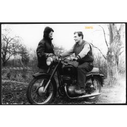   Fiatal pár Pannonia motorkerékpárral, motor, jármű, közlekedés, 1964, 1960-as évek, Eredeti fotó, papírkép.  