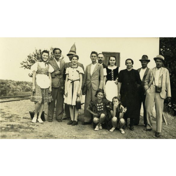 Vidám csoport vasúti megállóhelyen, Kisköre, vonat, állomás, közlekedés, Heves megye, helytörténet, 1939, 1930-as évek, Eredeti fotó, papírkép. 