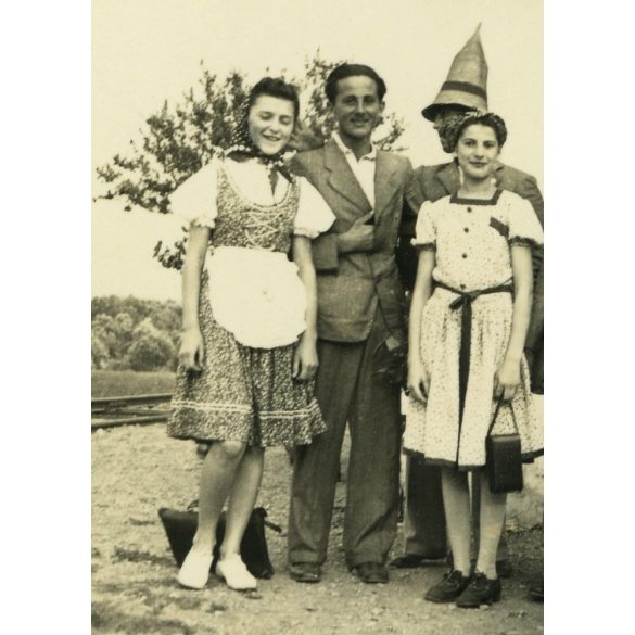 Vidám csoport vasúti megállóhelyen, Kisköre, vonat, állomás, közlekedés, Heves megye, helytörténet, 1939, 1930-as évek, Eredeti fotó, papírkép. 