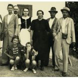 Vidám csoport vasúti megállóhelyen, Kisköre, vonat, állomás, közlekedés, Heves megye, helytörténet, 1939, 1930-as évek, Eredeti fotó, papírkép. 