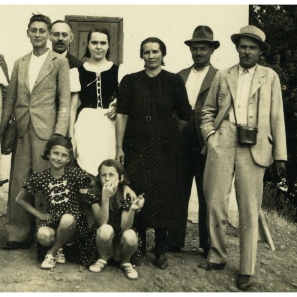 Vidám csoport vasúti megállóhelyen, Kisköre, vonat, állomás, közlekedés, Heves megye, helytörténet, 1939, 1930-as évek, Eredeti fotó, papírkép. 