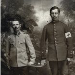 Fotó az orosz (?) hadifogságból Eke Andrásnénak Tökölre címezve, magyar katonák egyenruhában, 1. világháború, 1917, 1910-es évek, Eredeti fotó, papírkép, hátulján osztrák vöröskeresztes bélyegzővel.  