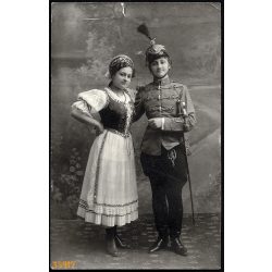   Fiatal pár műteremben, magyaros viselet, huszár (?) egyenruha, kard, 1. világháború, 1916, 1910-es évek, Eredeti fotó, papírkép.   