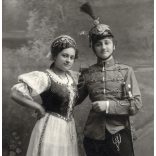 Fiatal pár műteremben, magyaros viselet, huszár (?) egyenruha, kard, 1. világháború, 1916, 1910-es évek, Eredeti fotó, papírkép.   